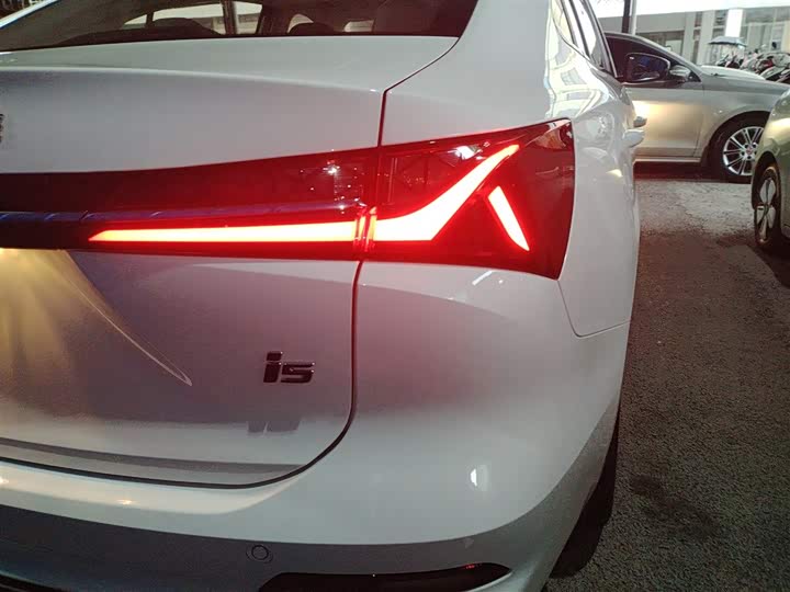 Фото 8 - Roewe i5