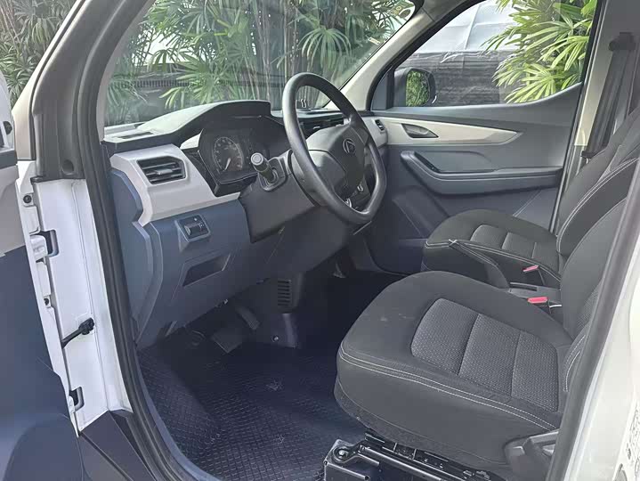 Фото 6 - Maxus EV30