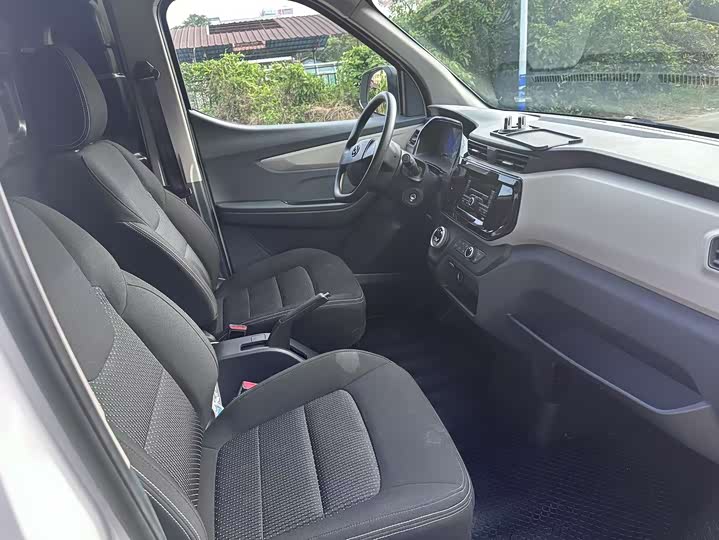 Фото 7 - Maxus EV30