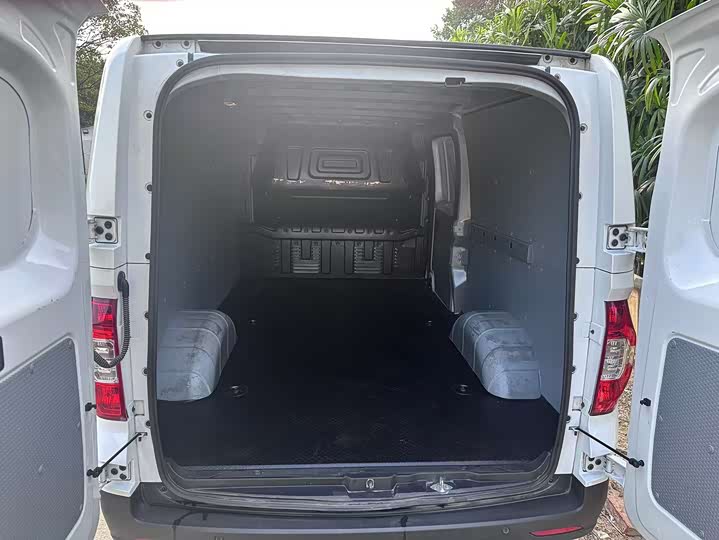 Фото 8 - Maxus EV30