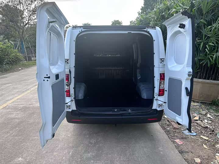 Фото 9 - Maxus EV30