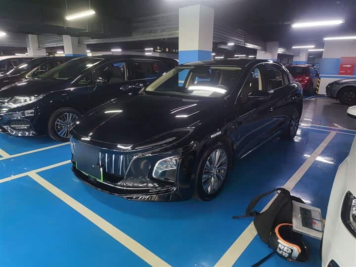 Фото 2 - Hongqi E-QM5