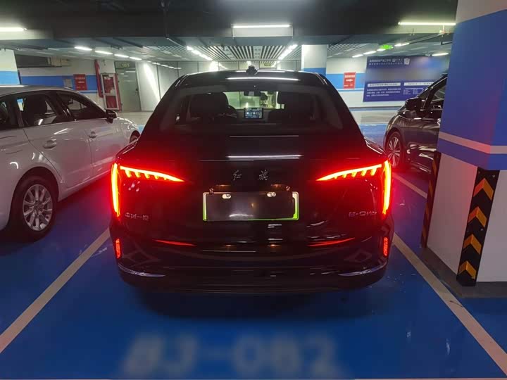 Фото 6 - Hongqi E-QM5