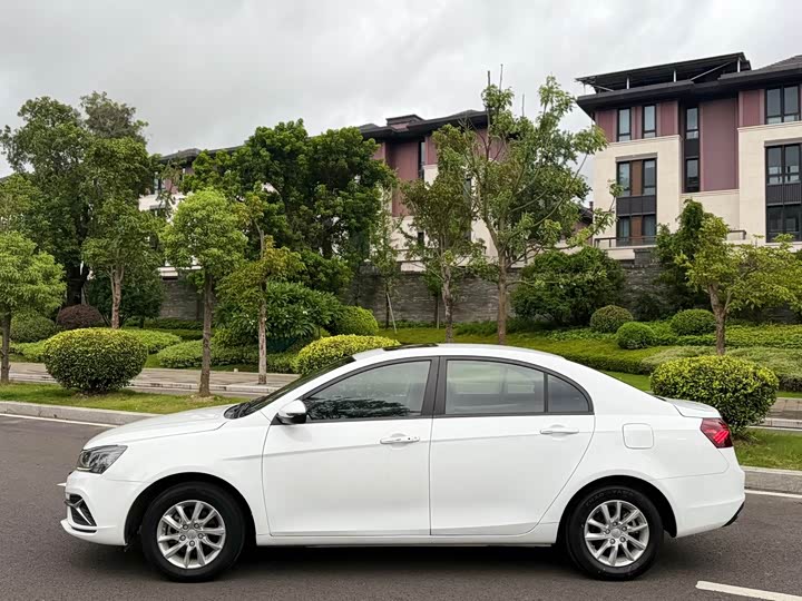 Фото 4 - Geely Emgrand