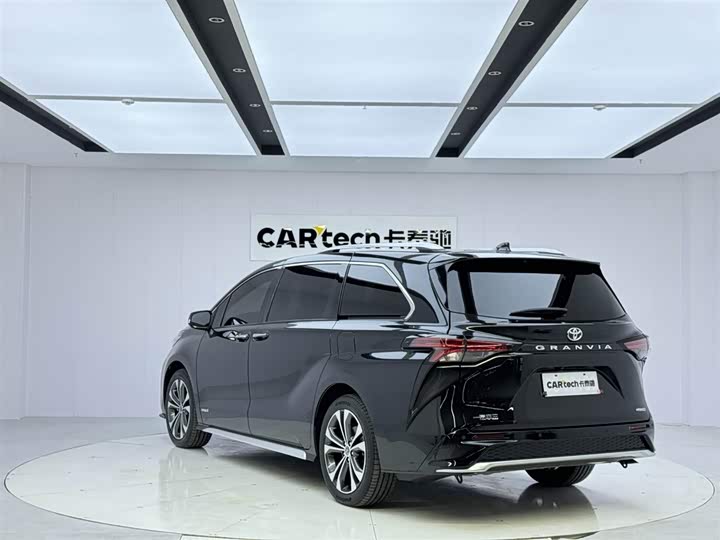 Фото 3 - Toyota Granvia