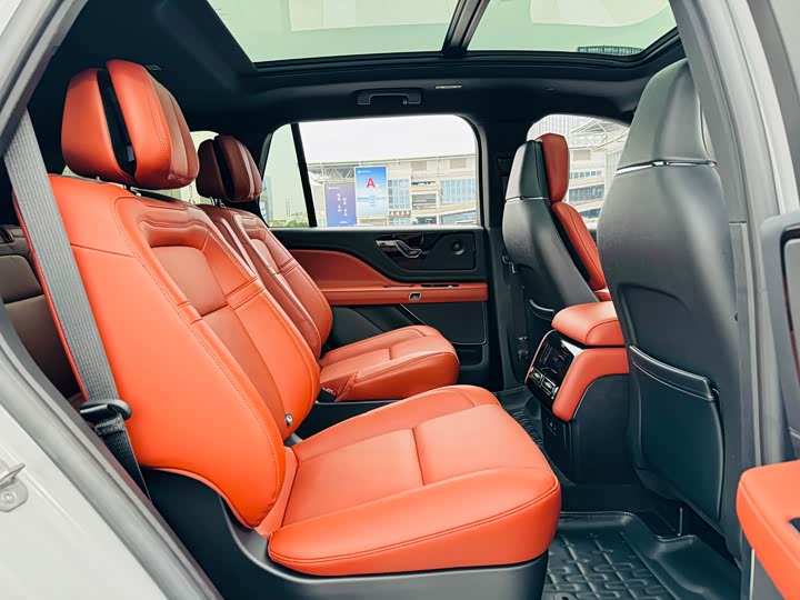 Фото 8 - Lincoln Aviator