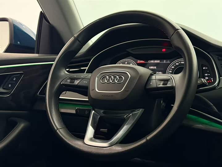 Фото 7 - Audi Q8