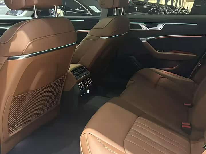 Фото 6 - Audi A6L