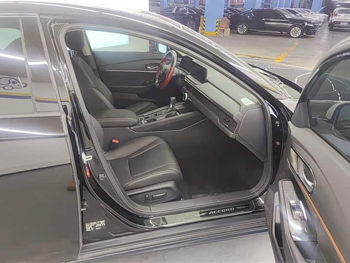 Фото 8 - Honda Accord