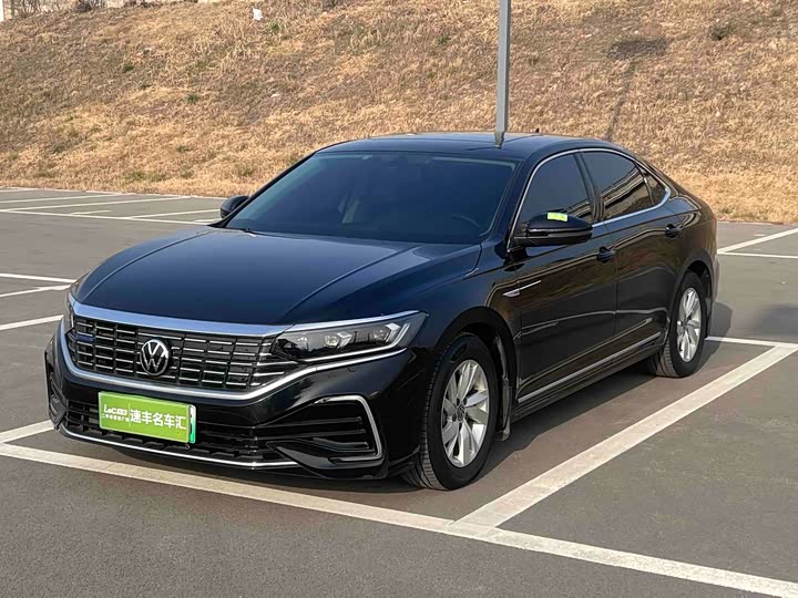 Фото 1 - Volkswagen Passat Hybrid