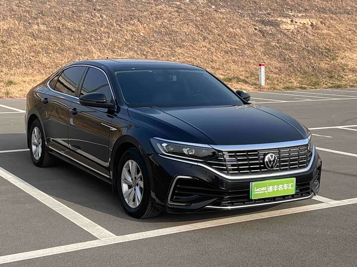 Фото 2 - Volkswagen Passat Hybrid