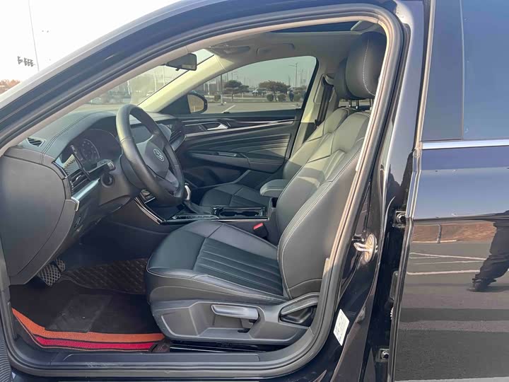 Фото 8 - Volkswagen Passat Hybrid