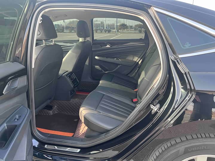 Фото 9 - Volkswagen Passat Hybrid