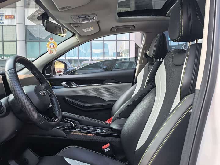 Фото 4 - Geely Coolray