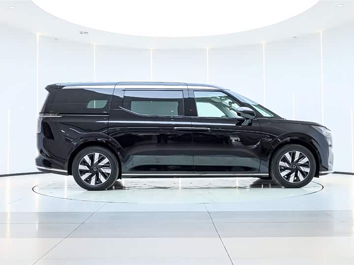 Фото 4 - Volvo EM90