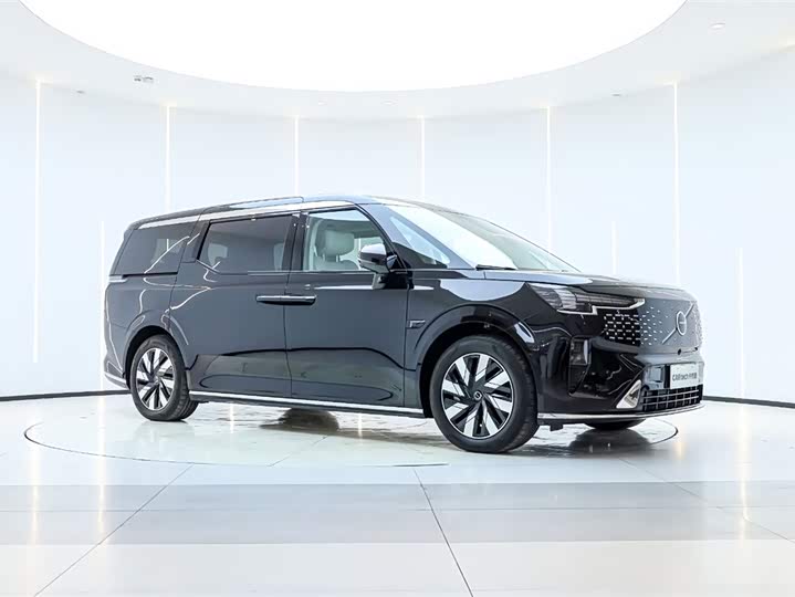 Фото 5 - Volvo EM90