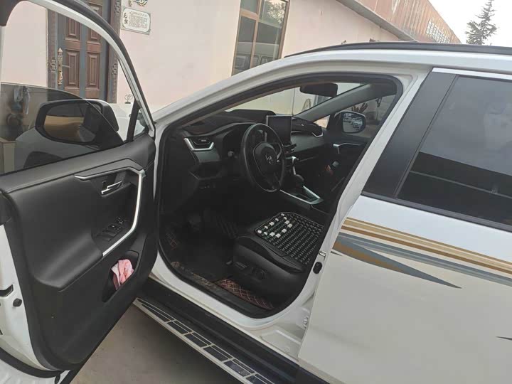 Фото 5 - Toyota RAV4