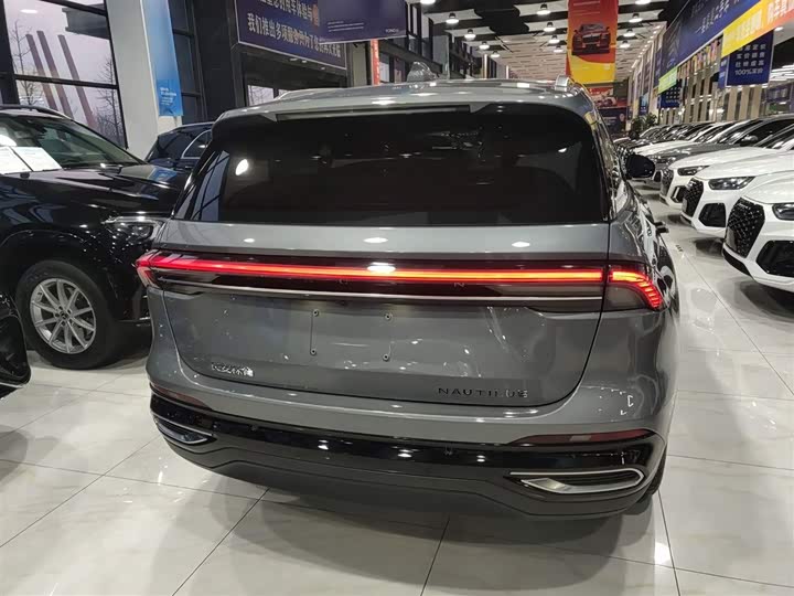 Фото 6 - Lincoln Nautilus