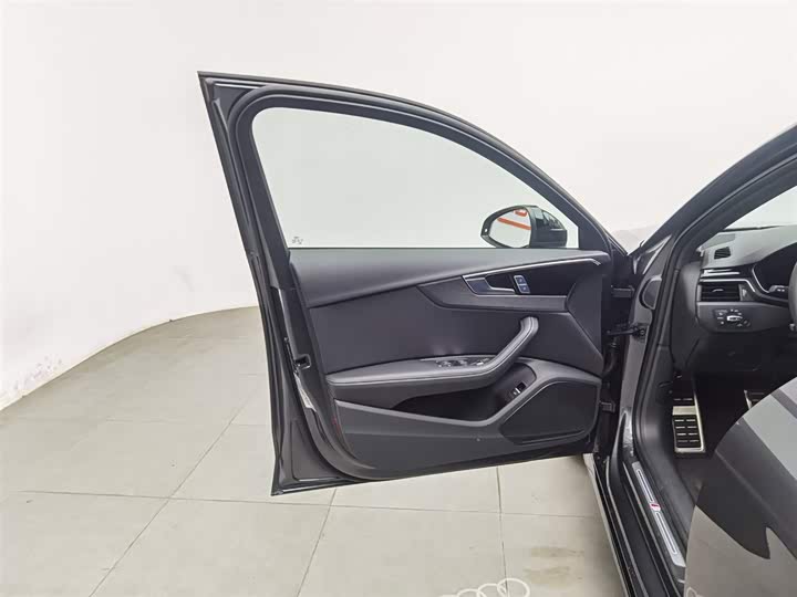 Фото 8 - Audi A4L