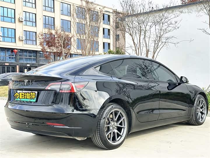 Фото 4 - Tesla Model 3