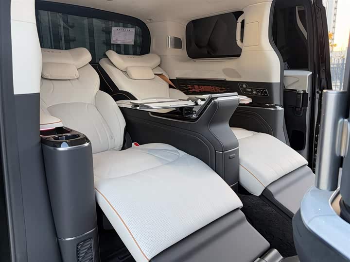 Фото 9 - Zeekr 009