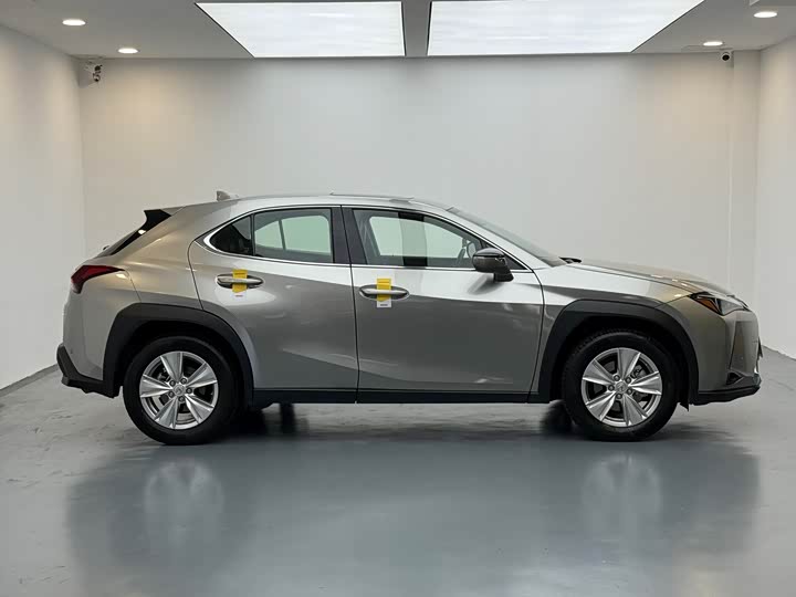 Фото 9 - Lexus UX