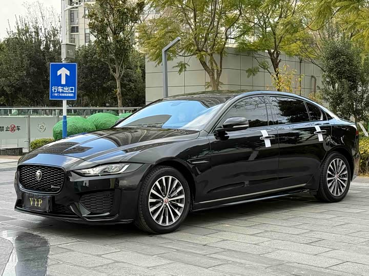 Фото 1 - Jaguar XE L