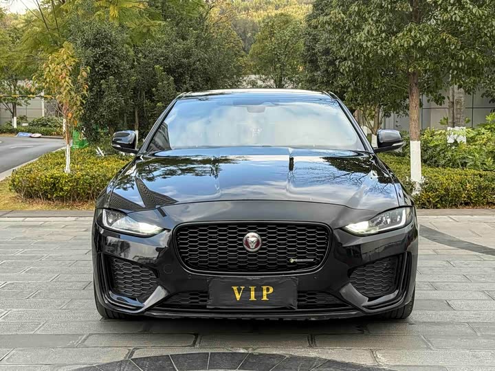 Фото 2 - Jaguar XE L