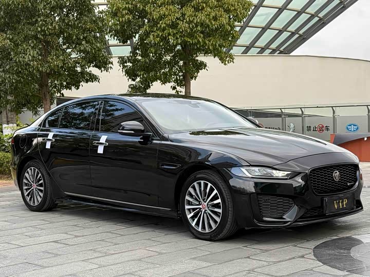 Фото 3 - Jaguar XE L