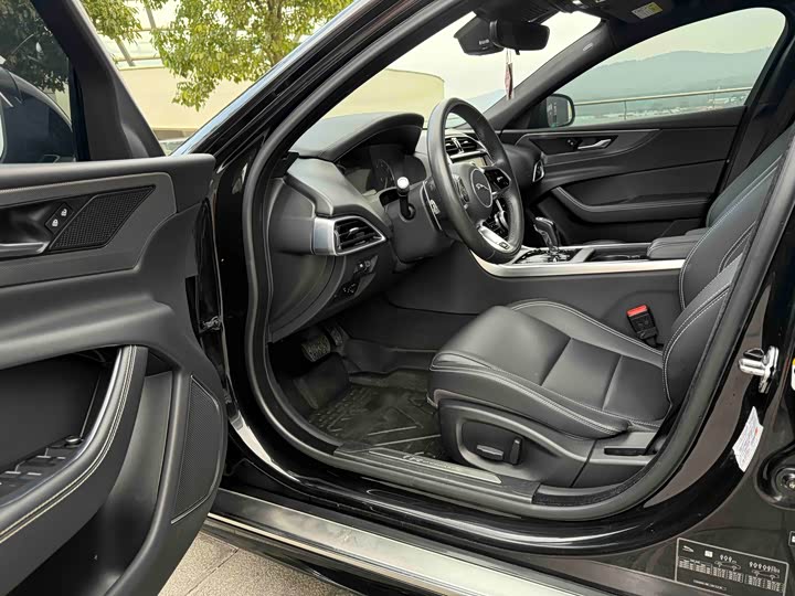 Фото 4 - Jaguar XE L