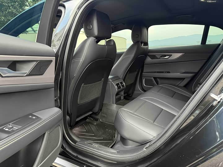 Фото 6 - Jaguar XE L