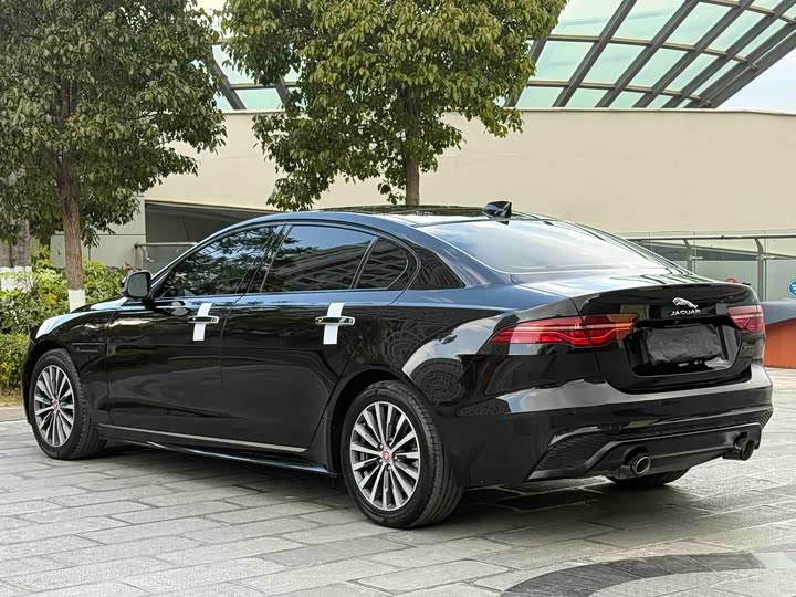 Фото 7 - Jaguar XE L