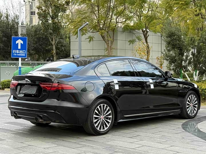 Фото 9 - Jaguar XE L