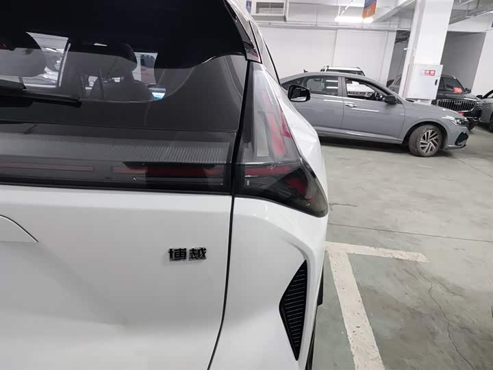 Фото 8 - Geely Atlas