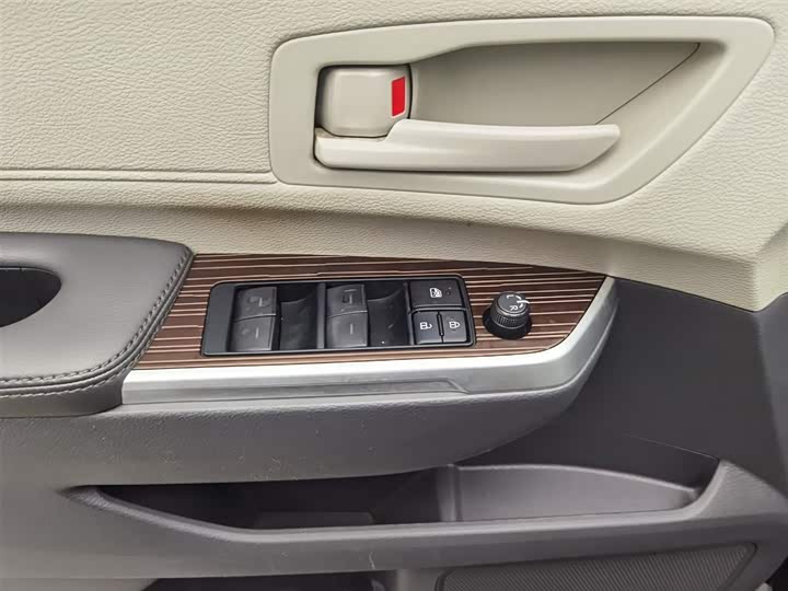 Фото 9 - Toyota Sienna