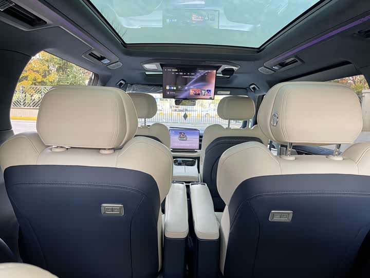 Фото 8 - Zeekr 009