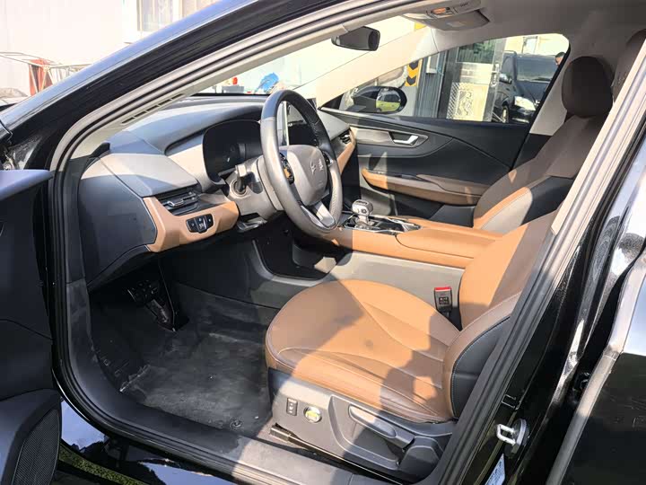 Фото 4 - Hongqi E-QM5