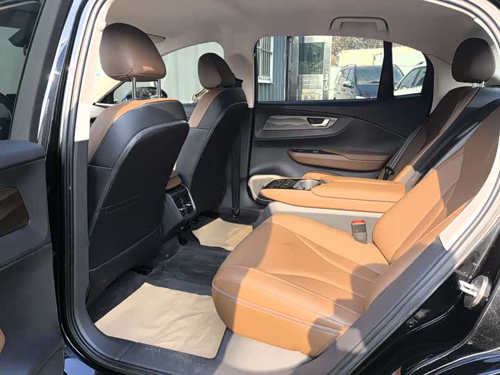 Фото 6 - Hongqi E-QM5