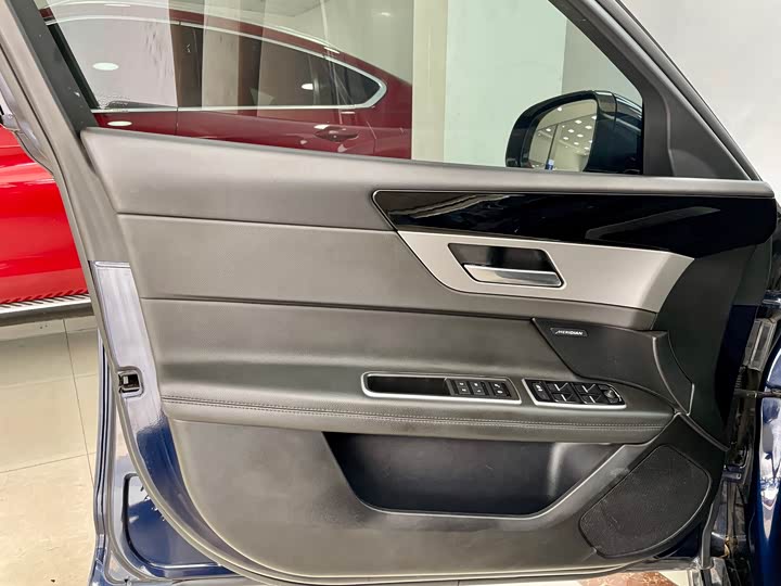 Фото 7 - Jaguar XF L