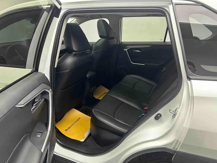 Фото 6 - Toyota RAV4