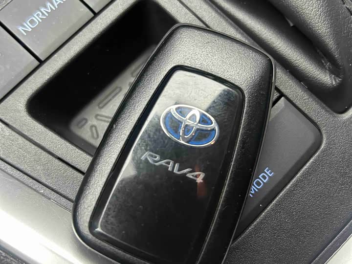 Фото 7 - Toyota RAV4