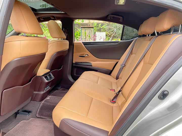 Фото 7 - Lexus ES