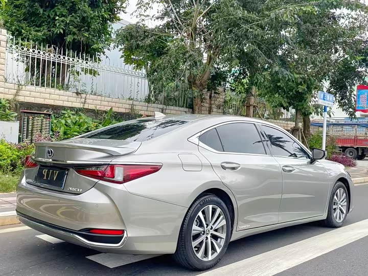 Фото 8 - Lexus ES