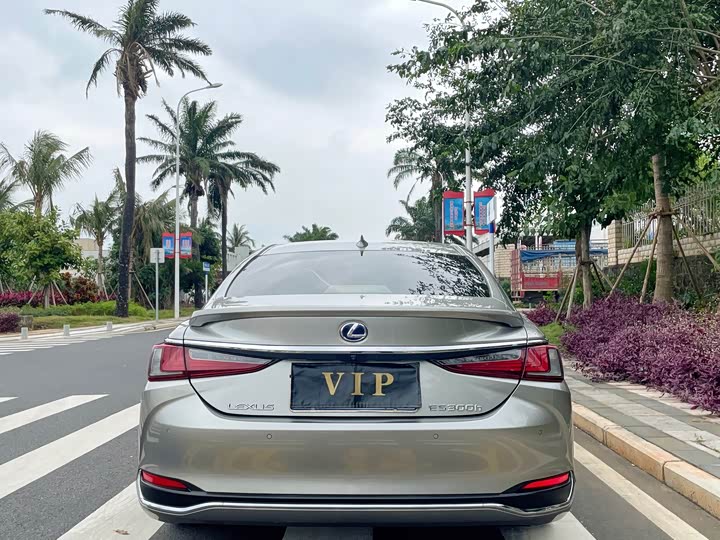 Фото 9 - Lexus ES