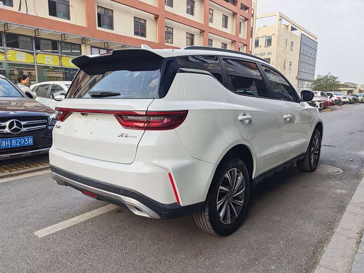 Фото 8 - Geely Vision X6
