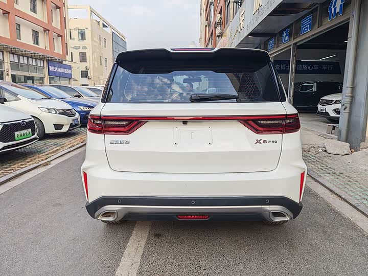 Фото 9 - Geely Vision X6