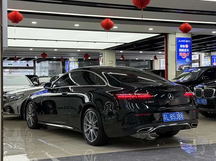 Фото 4 - Mercedes-Benz E-Class