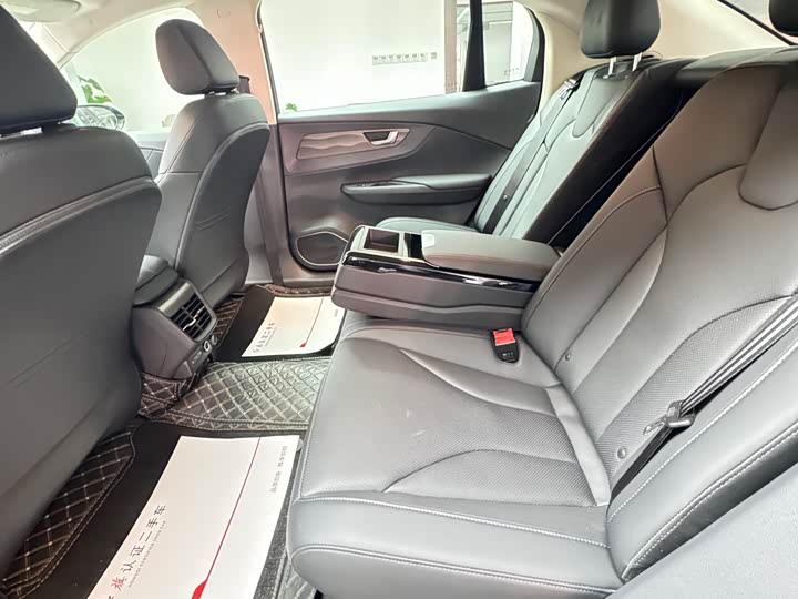 Фото 4 - Hongqi E-QM5