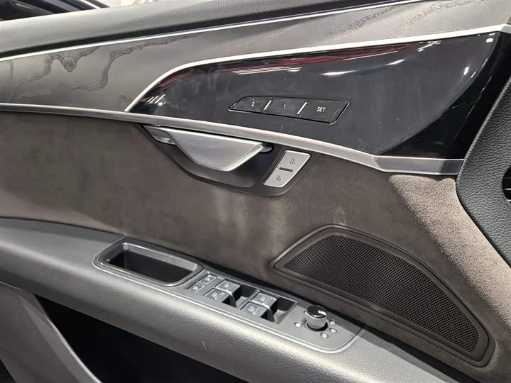 Фото 7 - Audi A8