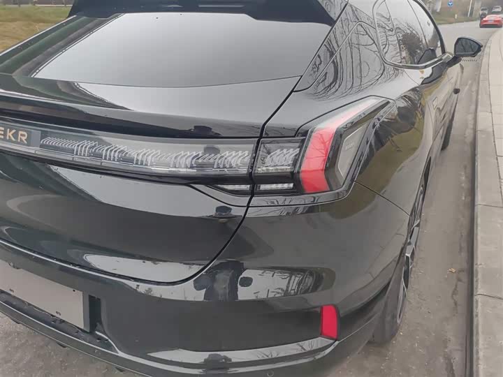 Фото 8 - Zeekr 001